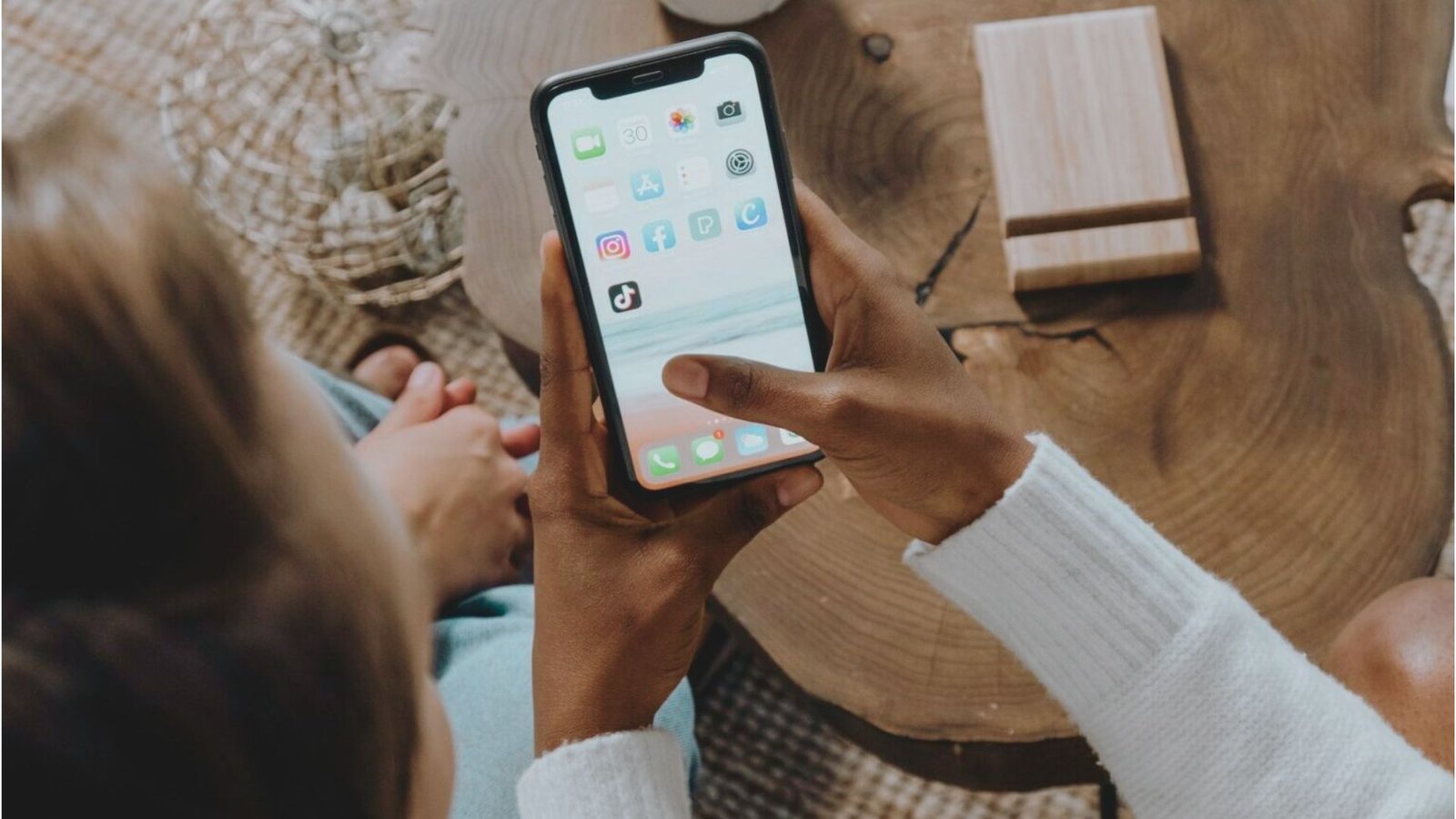  Instructional graphic showing steps to use the iPhone XS camera effectively for photography.