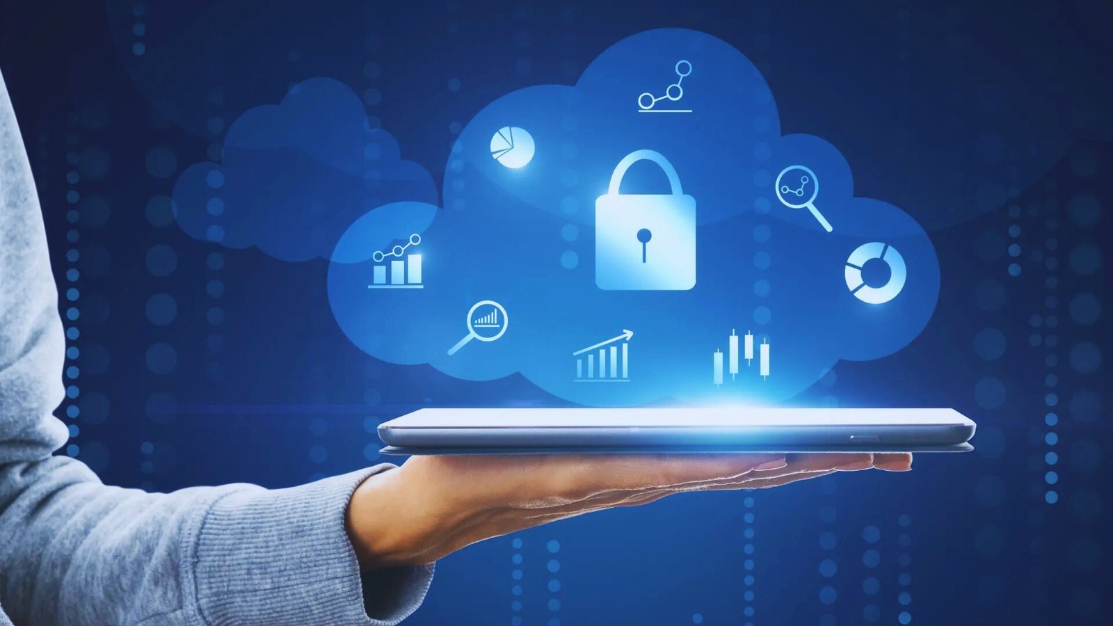 Illustration of cloud computing with a shield symbolizing security, representing data protection in digital environments.