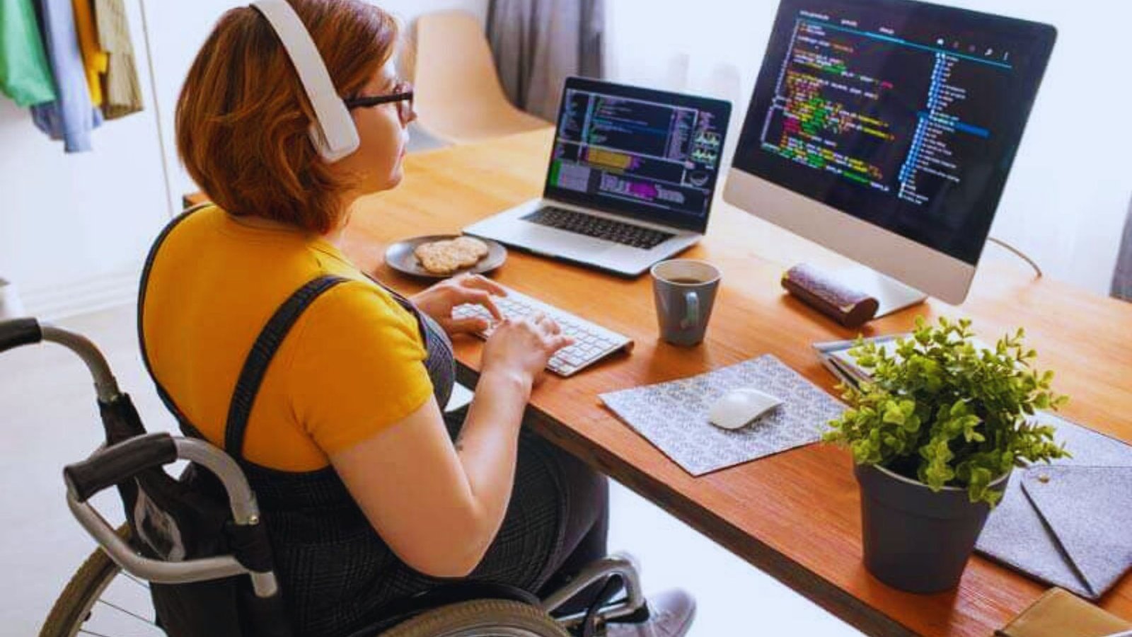  A woman in a wheelchair focused on using a computer, showcasing accessibility in technology.